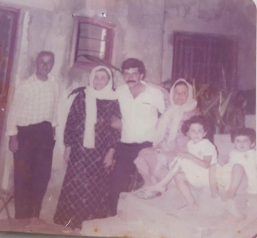 الحاج أبا خليل إبراهيم عيسى عواضة والحاج أم خليل وابنهما أحمد وعقيلة حفيدهما حسين مخزوم