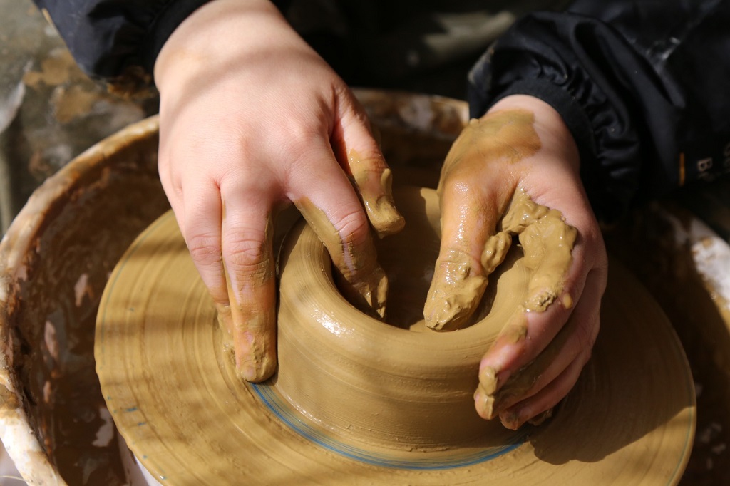 رنا تعمل في تدوير الصلصال (اندبندنت عربية)​​​​​​​