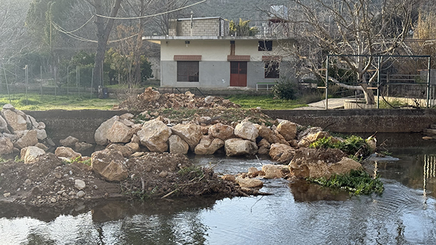 تعديات على مجرى نهر الحاصباني (مناطق نت)