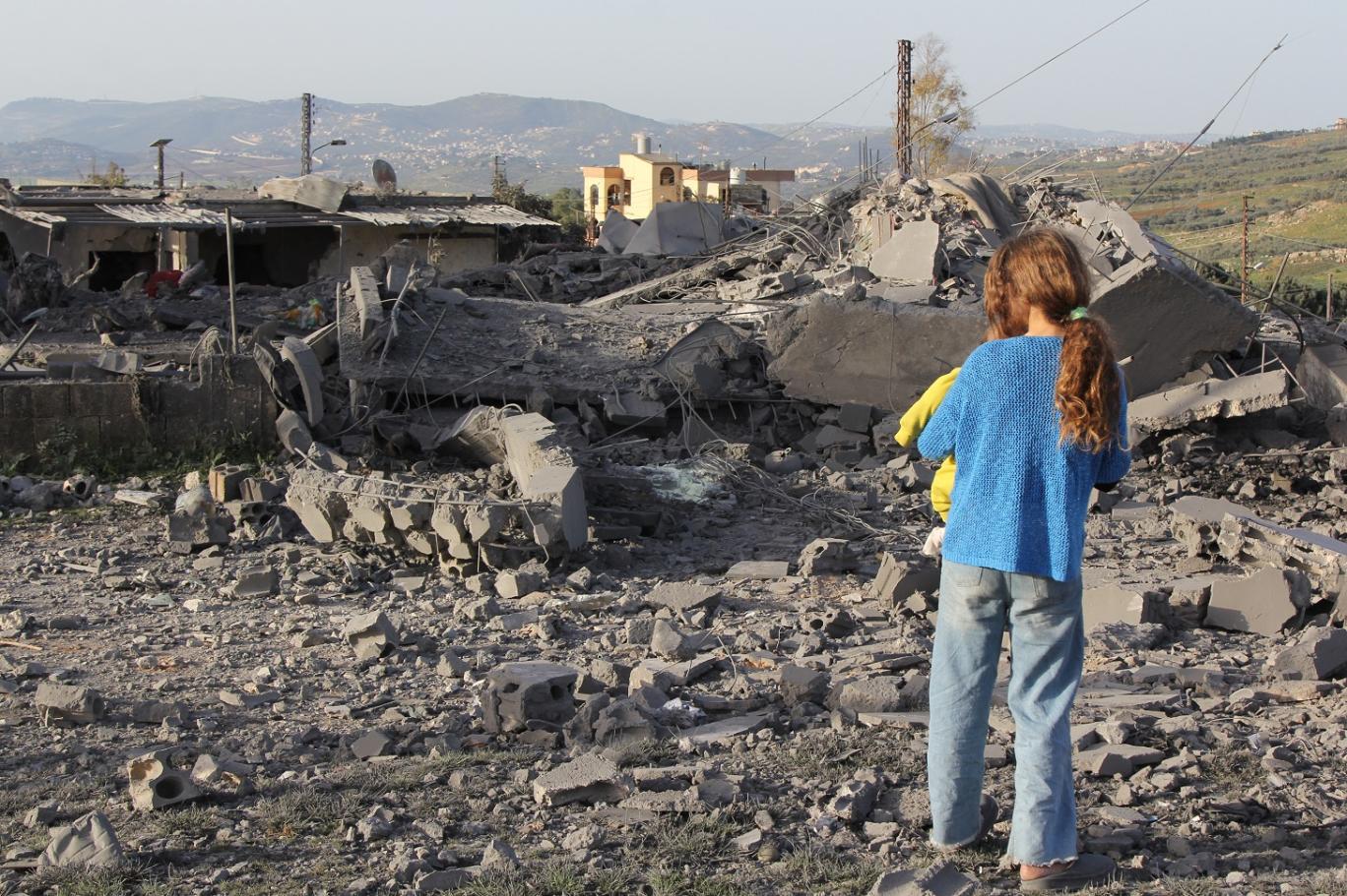 لم تعرف بعد طبيعة المادة التي رشتها إسرائيل على جنوب لبنان وسوريا (ا ف ب)