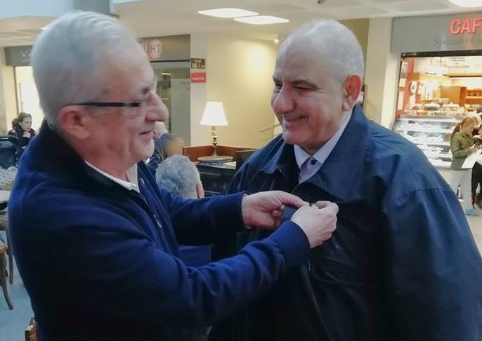 خلال تقلّد السيد عبد الفتاح خطاب شعار «تراث بيروت» من المرحوم سهيل منيمنة (أرشيف)