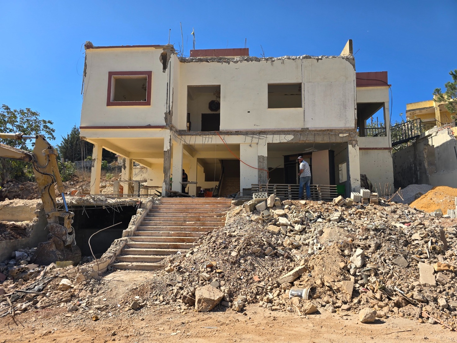 إزالة الأجزاء المتضررة قبل الترميم