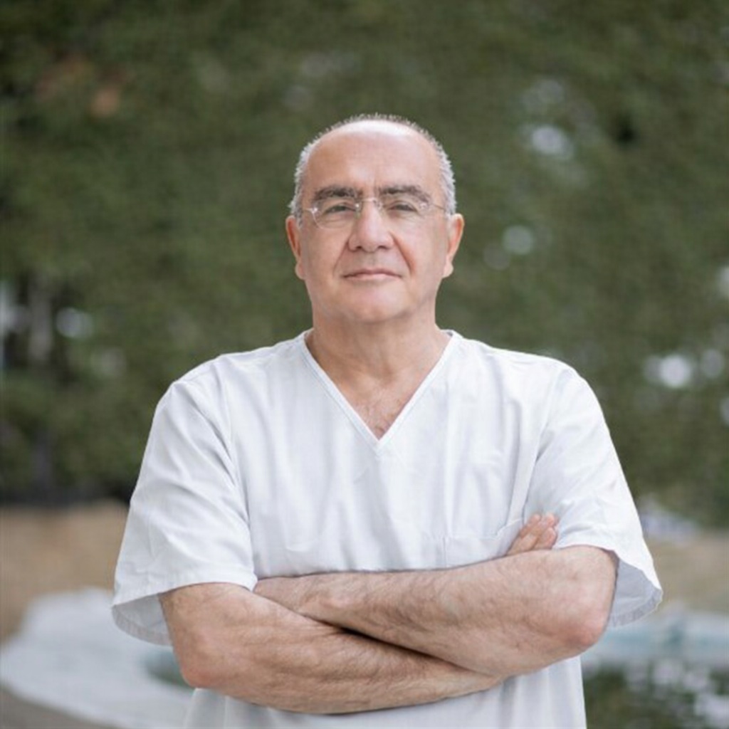 فارس سعيد  عالجوه أو ضعوه في مصحّ من أجل سُمعَة العائلة الكريمة قبل فوات الأوان