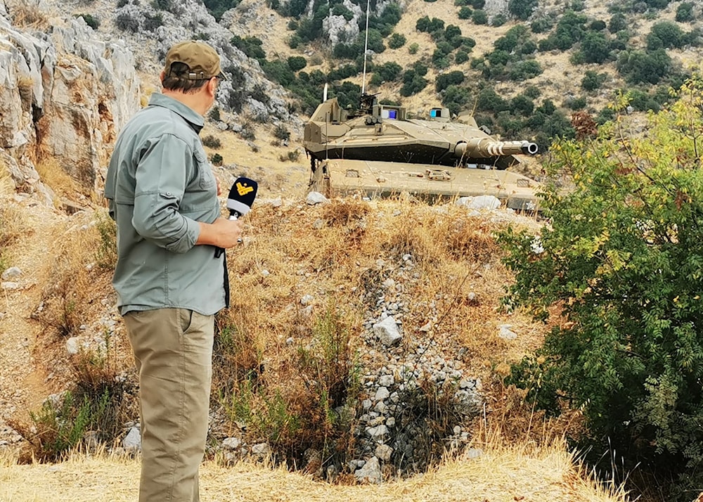 الشهيد علي شعيب أمام دبابات العدو على الحدود مع فلسطين المحتلة (من الويب)