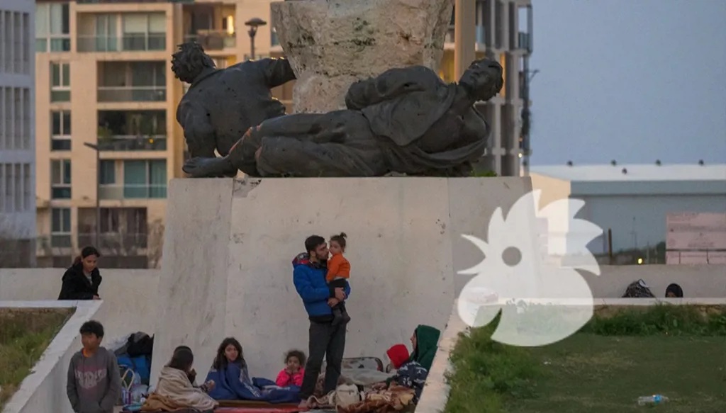 نازحون يفترشون الأرض ويفطرون في وسط بيروت نازحون وسط بيروت (نبيل اسماعيل)