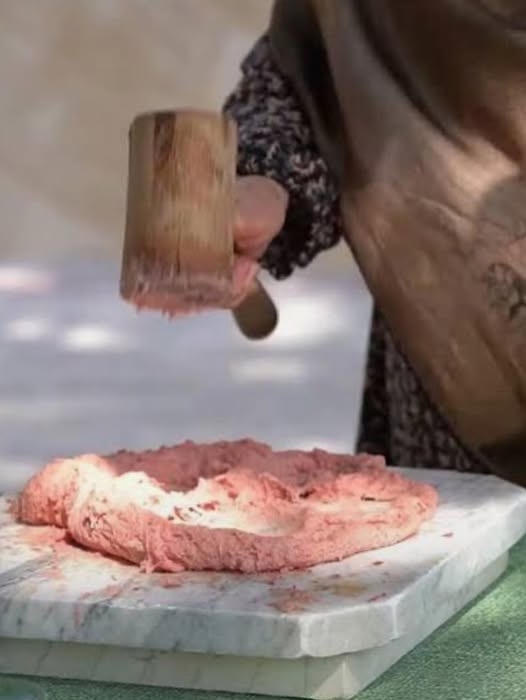 في عينيّ المغمضتين سنابل قمح وياسمين وبلاطة اللحمة الملسة، وفي عينيّ شمس وآذان وجرس