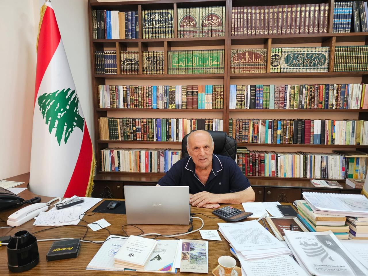 المؤرخ عبد المجيد زراقط وخلفه مكتبته التي دمرتها الحرب في الضاحية الجنوبية (كامل جابر- اندبندنت عربية)