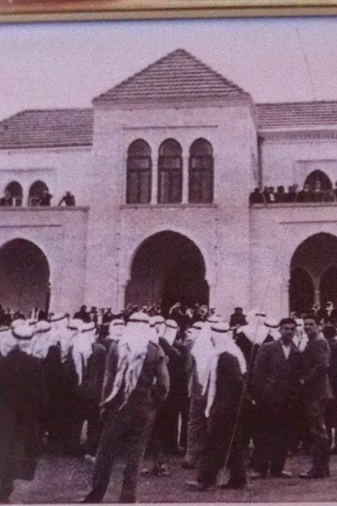 تجمع الوافدين من مختلف القرى أمام دراة آل الأسعد في بلدة الطيبة، أيّام العزّ