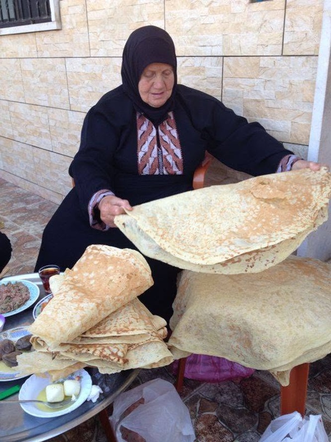 الحاجة أم عزات ضاوي وأحلى ترويقة للعائلة مع خبز صاج طازج مقمّر تفوح منه رائحة طيبة وذكية تلازم البيوت الخيامية عدة أيام
