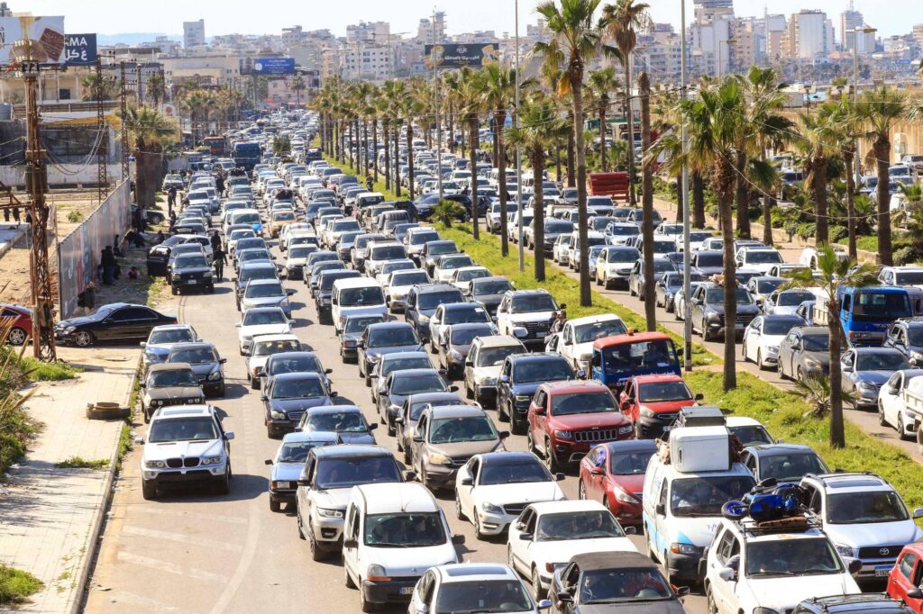 مشهد لأرتال السيارات عند البولفار البحري لمدينة صيدا جرّاء النزوح في الحرب الأخيرة