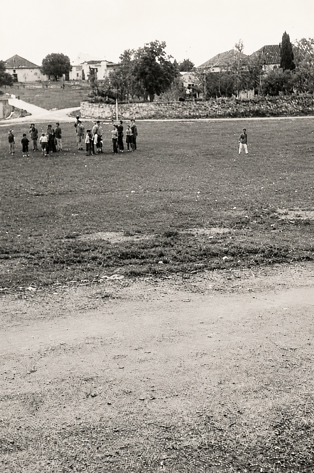 صورة من 1950 تظهر فيها البركة (حيث تم على أرضها بناء المدرسة لاحقا)، شجرة الميسة، حسينية الخيام وحيث تم بناء السنتر أيام الاحتلال