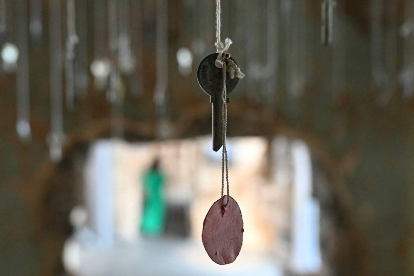 تتدلّى مفاتيح منازل مدمرة من سقف معرض حكيلي يا جنوب، الذي يهدف إلى حفظ ذاكرة القرى التي دمرتها إسرائيل في جنوب لبنان، في بيروت في 17 يوليو 2026 (ا ف ب)