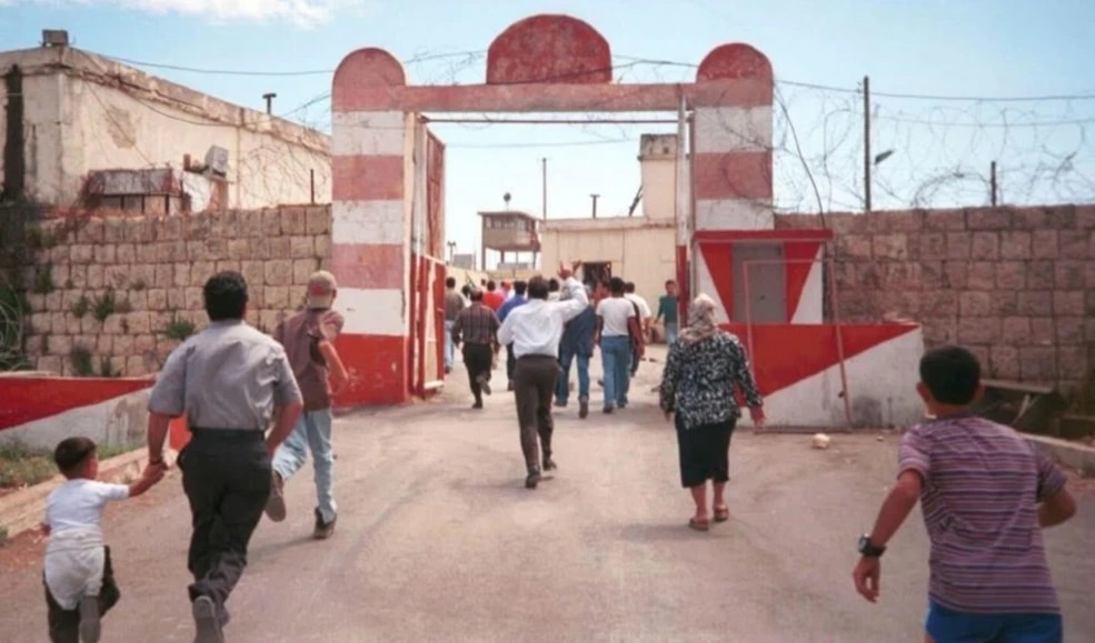 ما إن رأت الناس يركضون حتى تركت كل شيئ وانطلقت معهم باتجاه المعتقل