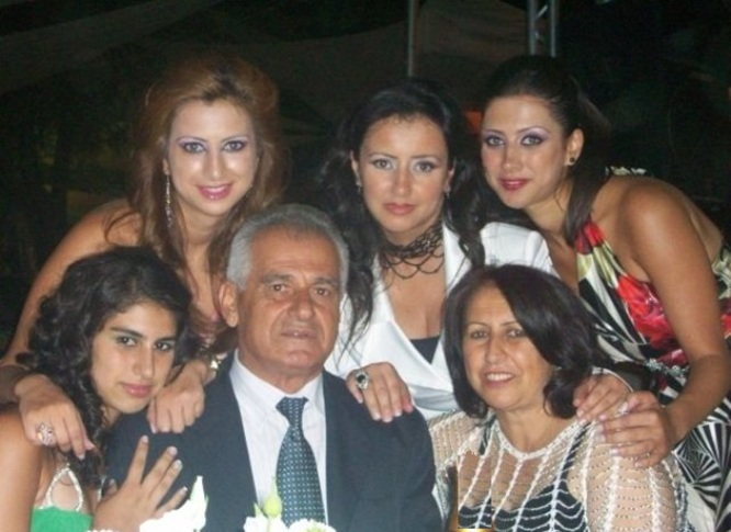 الأستاذ حسين نعيم خريس وأفراد أسرته.. احترام الناس ومحبتهم له ولعائلته هي من أجمل الإنجازات
