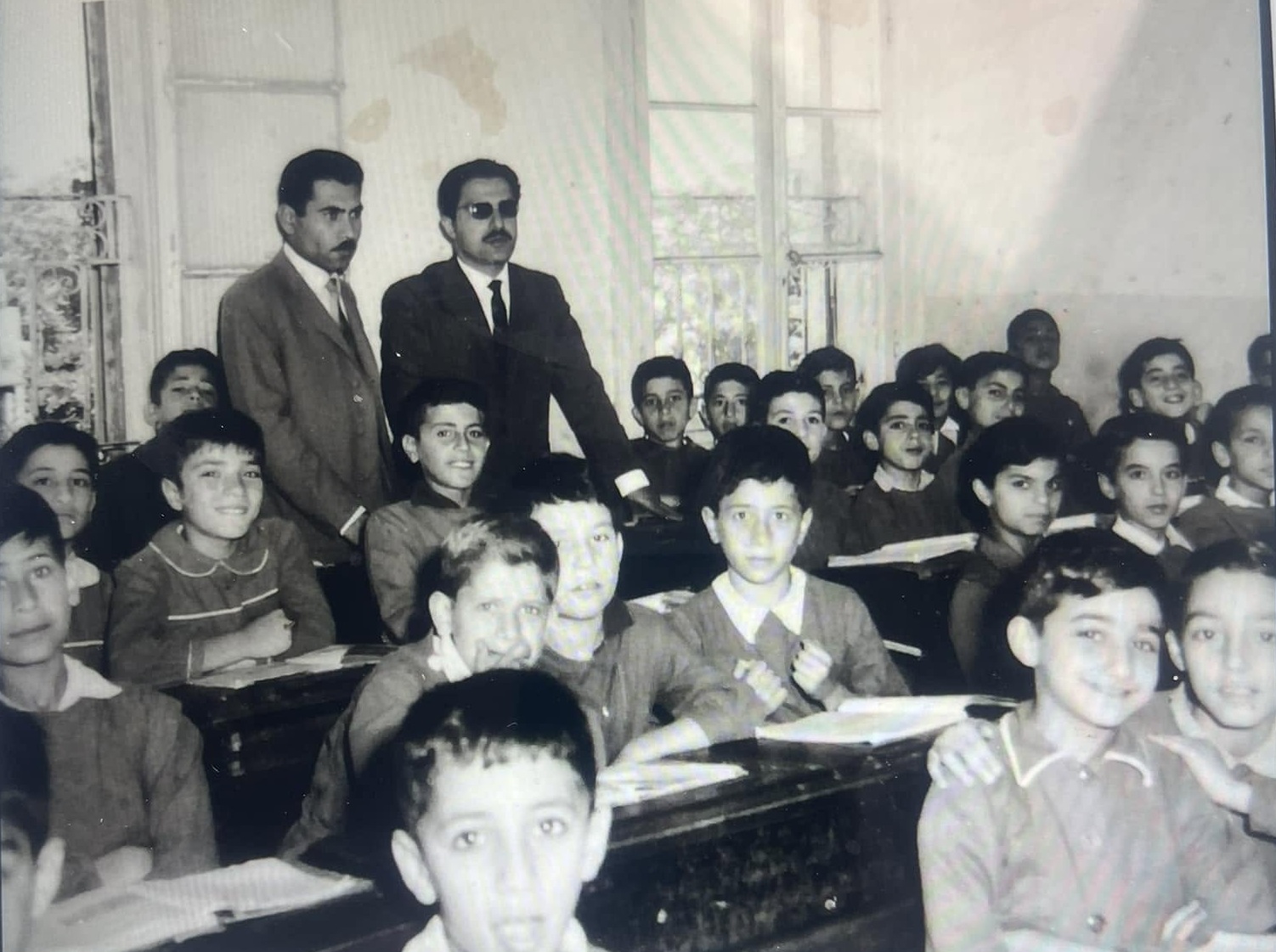 المربي الأستاذ فايز أبو عبّاس في مطلع شبابه وتلاميذه، في المدرسة التي كان يديرها، الذين أعادوه بالذكريات إلى  مرحلة «الولدنة»
