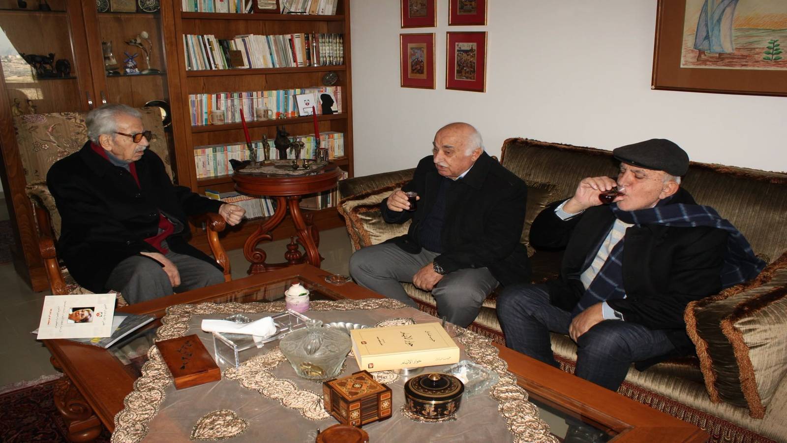 صورة غير مؤرخة لحبيب صادق في جلسة مع أصدقائه (متداولة)