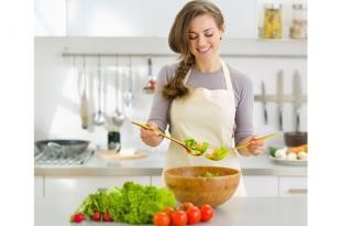 أخطاء تجعل السَلطات «عدوّة» الرشاقة!