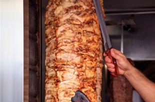 الشاورما بـ30 الف ليرة.. والفنان باسم مغنية يعلّق: حرامية!