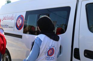 عامل: تضرر مراكزنا بالقصف الاسرائيلي لن يثنينا عن واجبنا لتعزيز صمود أهلنا