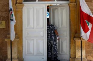 ضابط يبيع رخص مزوَّرة!