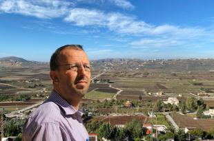 عدنان سمور: هنا الشرق