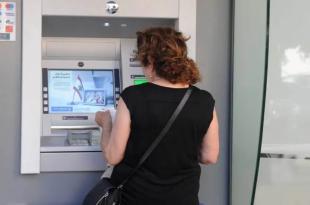 مصارف تتحدّى لجنة الرقابة.. عمولات تصل إلى 80 دولاراً