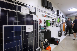 الجشع يؤدّي إلى إشباع السوق.. ألواح الطاقة الشمسية: تراجع الاستيراد 82%