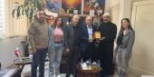 درعاً تقديرية من بلدية الفرديس للدكتور كامل مهنا تكريماً لمسيرته ودوره في مساندة أهالي البلدة