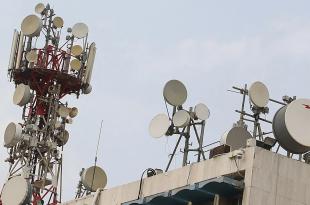 مخاوف من بيع القطاع بثمن بخس: وزير الاتصالات يُشرّع الأبواب أمام «ستارلينك»