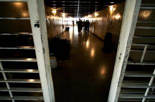 أزمة السجون اللبنانية: وفاة سجينٍ سوريّ في رومية تشعل الغضب