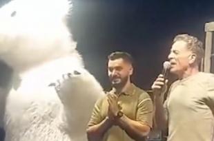 بالفيديو: النائب الياس جرادي يغنّي ويحضّر المأكولات في مهرجان إبل السقي