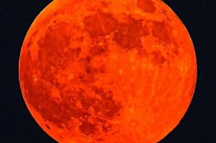 عدنان سمور: خسوف وكسوف.. بوحٌ كونيّ بلغة العشاق