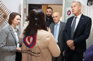 السفير الأسترالي ووفد هيئة الأمم المتحدة للمرأة يزوران مركز عامل في عين الرمانة