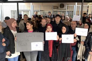 اعتصام حاشد امام سراي النبطية لموظفي الادارات العامة