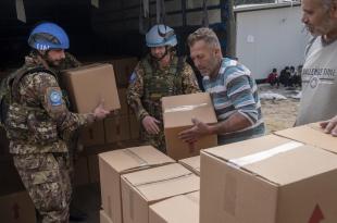 مواد غذائية ومستلزمات طبية قدّمتها القوات الإيطالية للنازحين عبر اتحاد بلديات صور